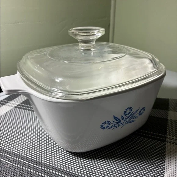 Vintage Corning Ware Cornflower" Casserole Baking Dish (1.75 quart) with lid - Picture 5 of 9